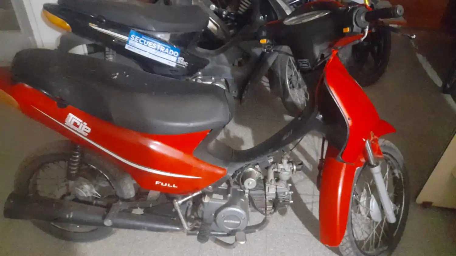 La motocicleta en la que se movilizaba el joven detenido.