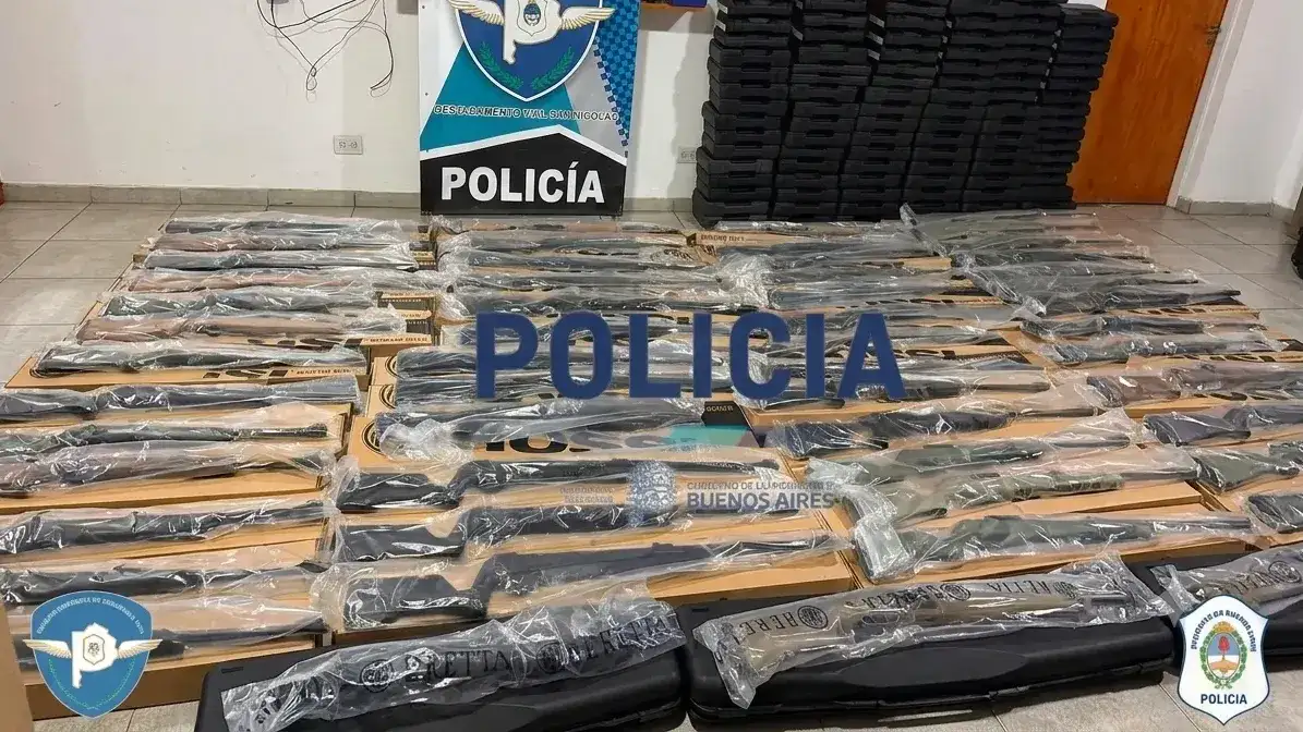 Arsenal incautado: El multimillonario lote de 131 armas de fuego 0km que un sujeto de 41 años trasladaba sin habilitación desde Santa Fe hacia Pilar.
