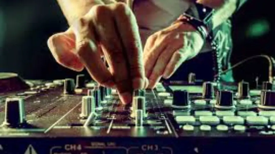 "Un 25% de los djs han tenido que vender equipamiento y reinventarse" 
