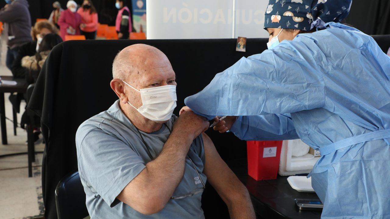 Covid 19: comienzan a vacunar con tercera dosis en el sur provincial