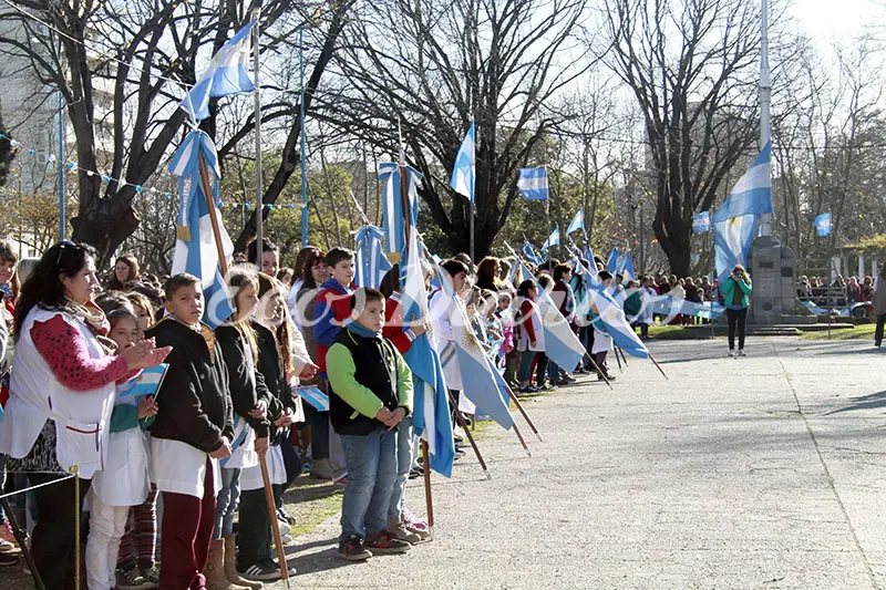 Acto en la Plaza, con la promesa a la Bandera