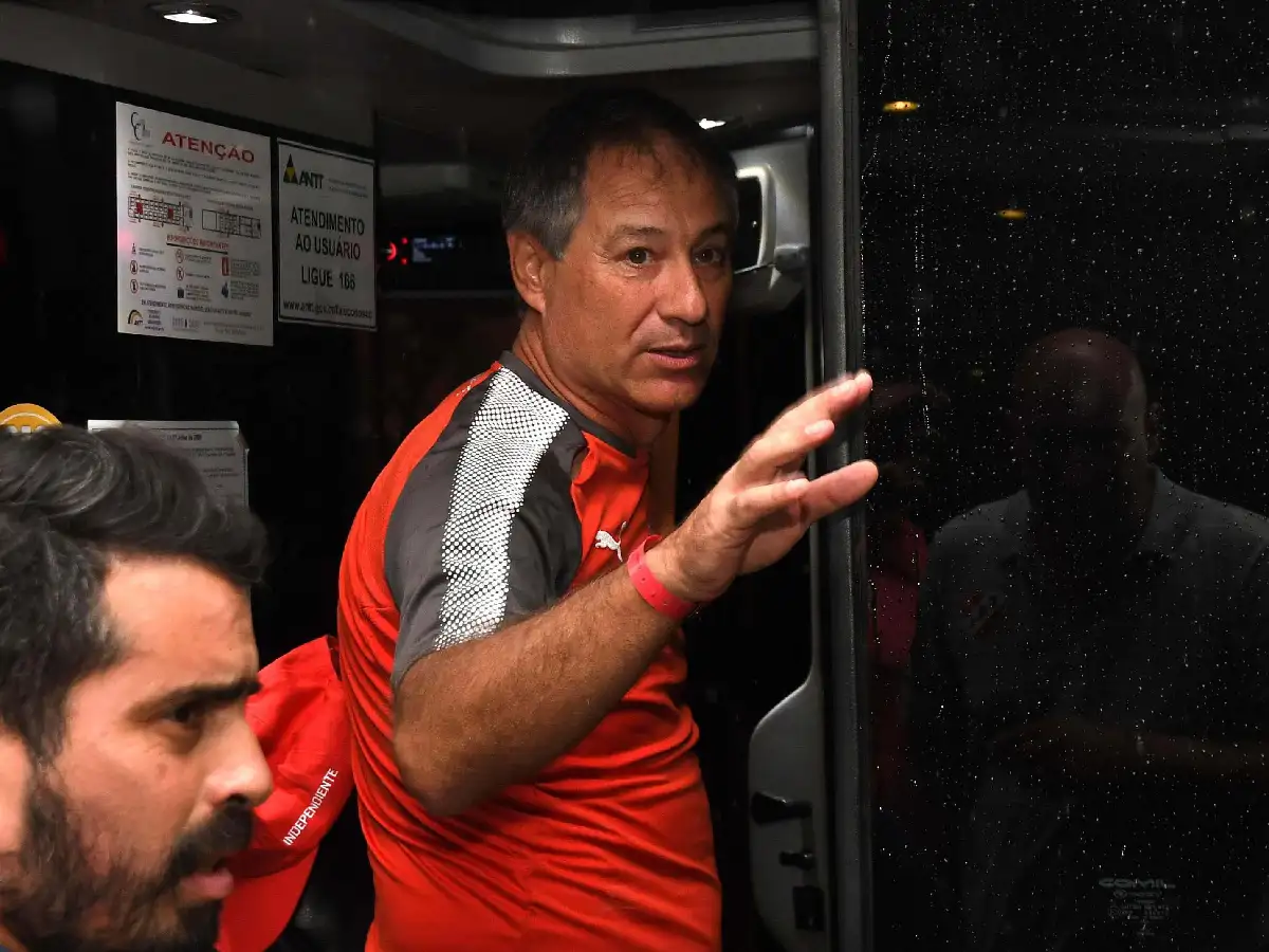 Holan dejó de ser el DT de Independiente 