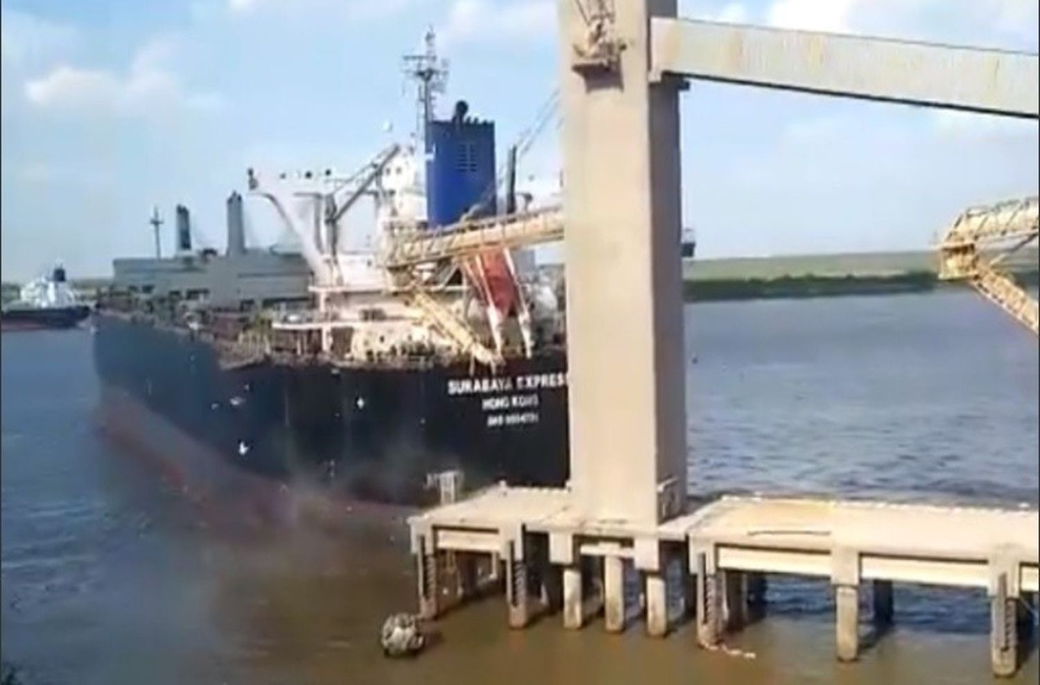 Video: imponente barco chocó contra un muelle en el Paraná