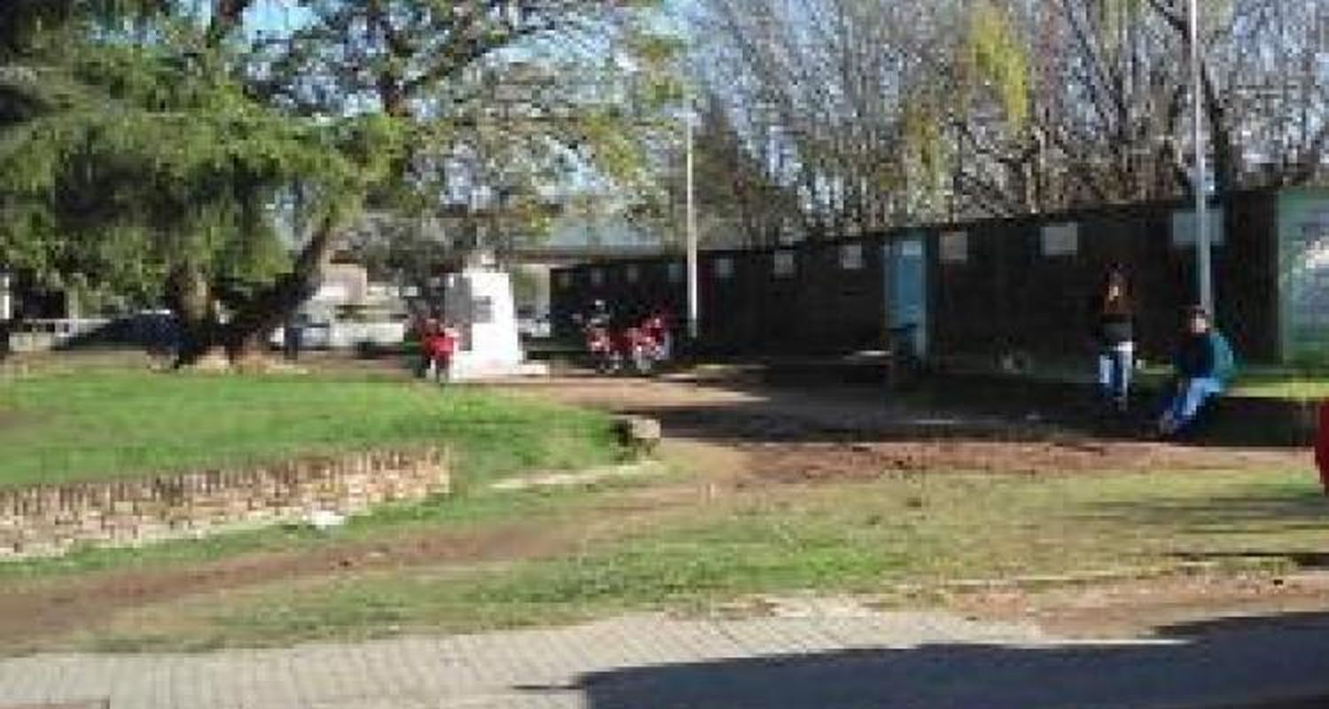 Otra vez amenazaron  a la menor que golpearon en la puerta de la Escuela 7