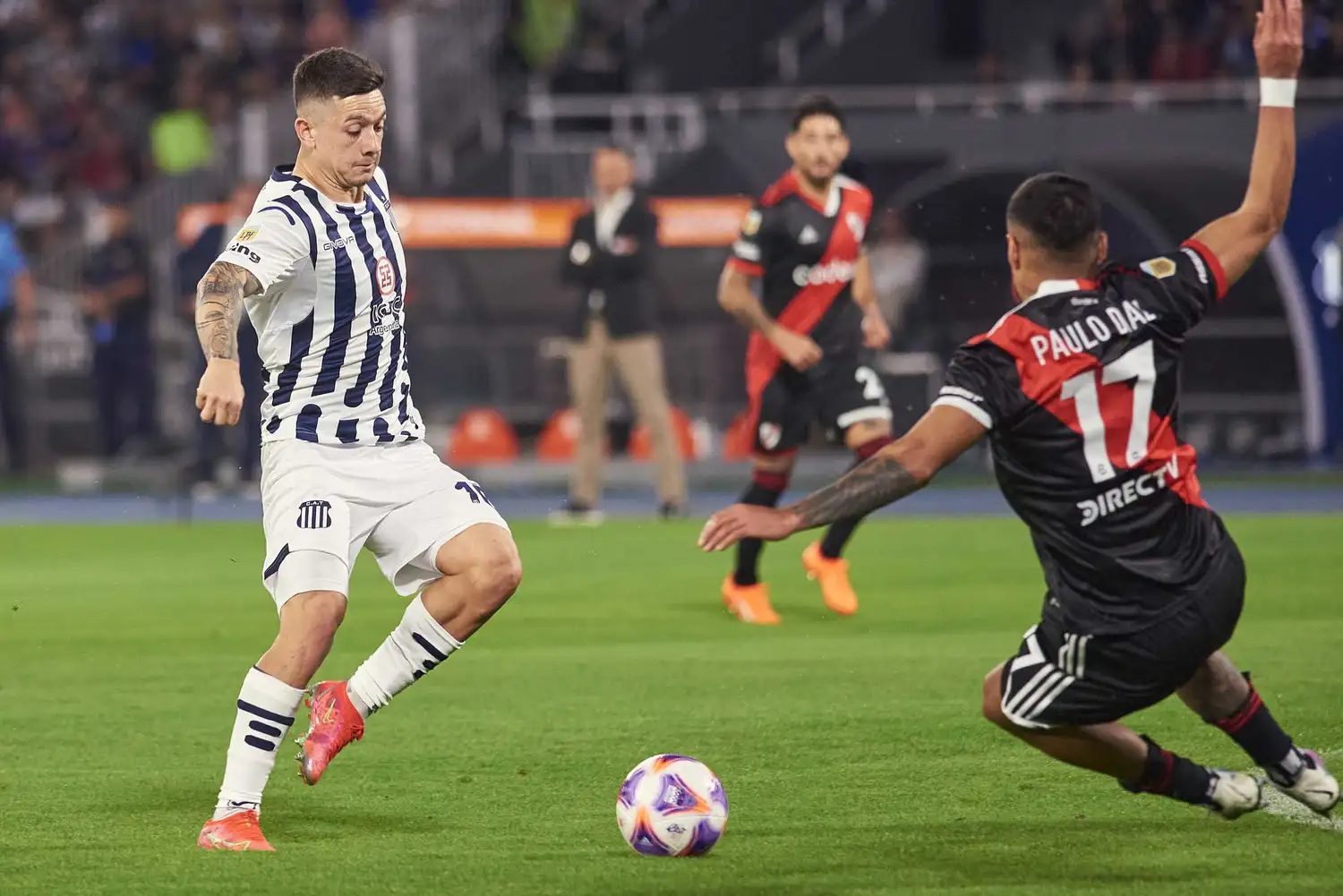 Paulo Díaz va abajo ante Garro.