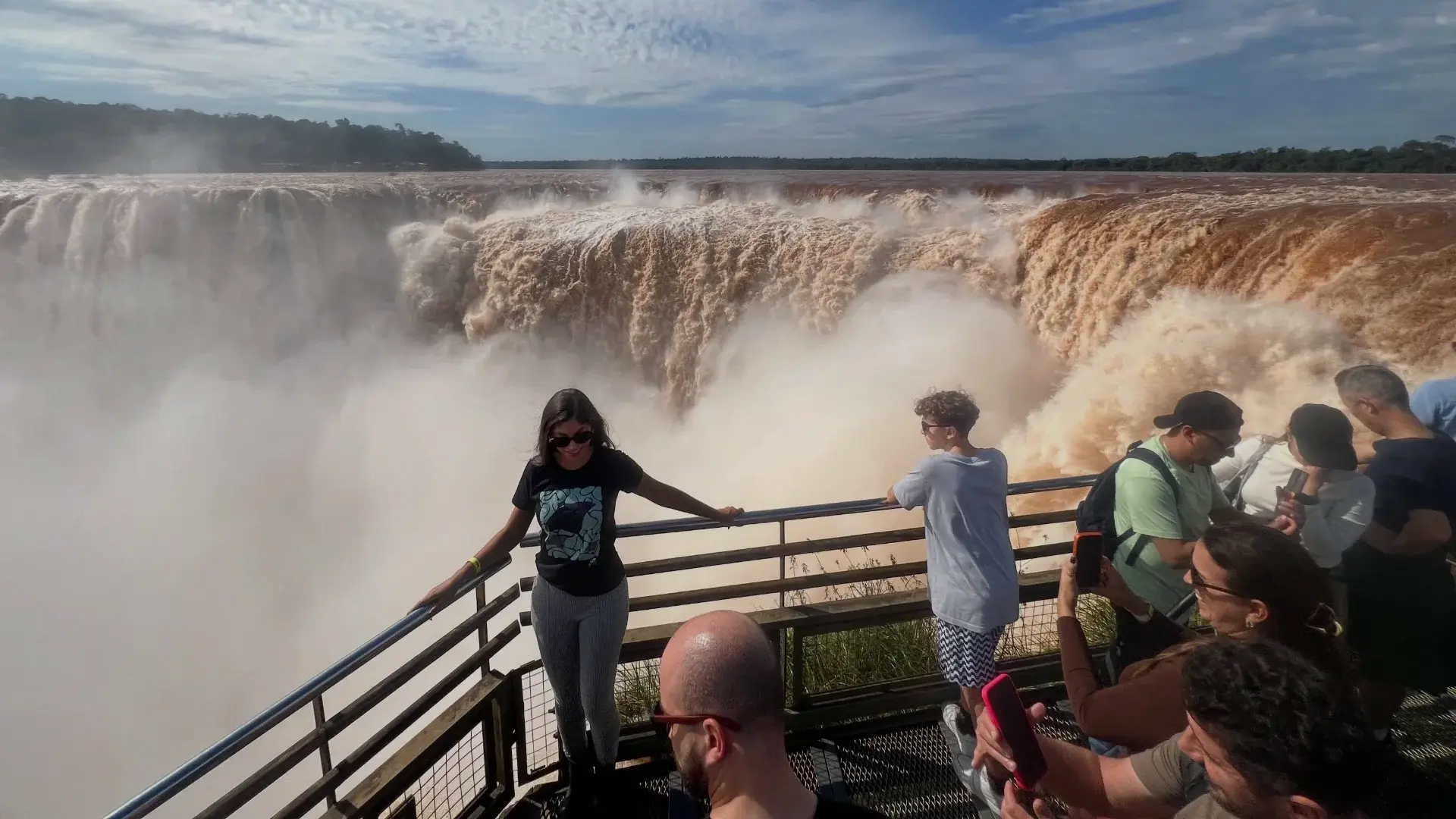 Cataratas del Iguazú: se conoció cuándo reabrirían el Circuito Superior tras la impactante crecida del río