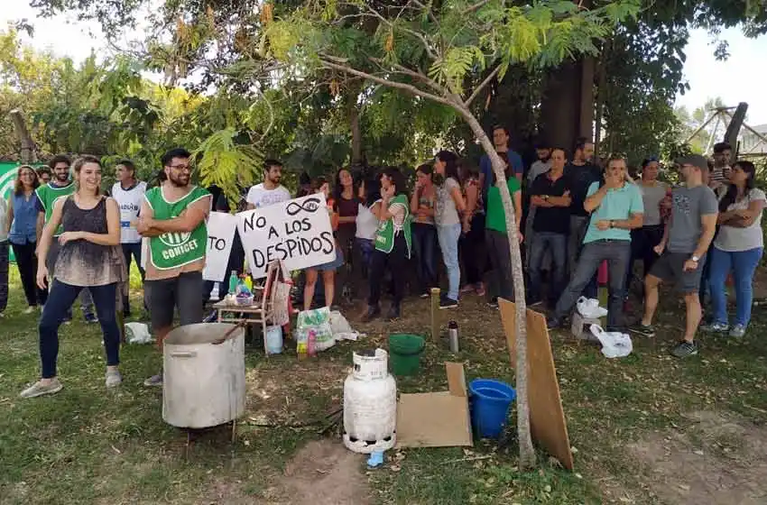 Denuncian despidos encubiertos en el Conicet y realizaron una olla popular en Rosario