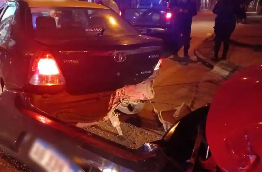 Fuerte siniestro entre un taxi y un auto: trasladan con golpes varios a uno de los conductores