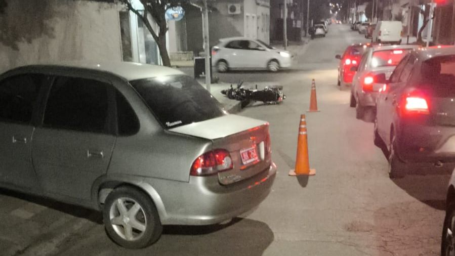 Colisión entre una moto y un auto en la esquina de Arana y 9 de Julio