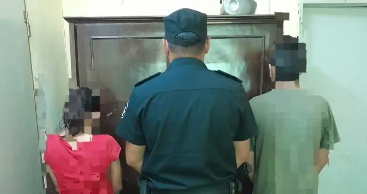 Las dos personas detenidas. No iban juntas al parecer sino que la droga tenía distintos destinos. Créditos: Unidad Regional XV de Policía