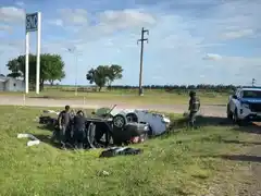 Susto en la Ruta 14: un auto volcó y terminó con sus ocupantes hospitalizados