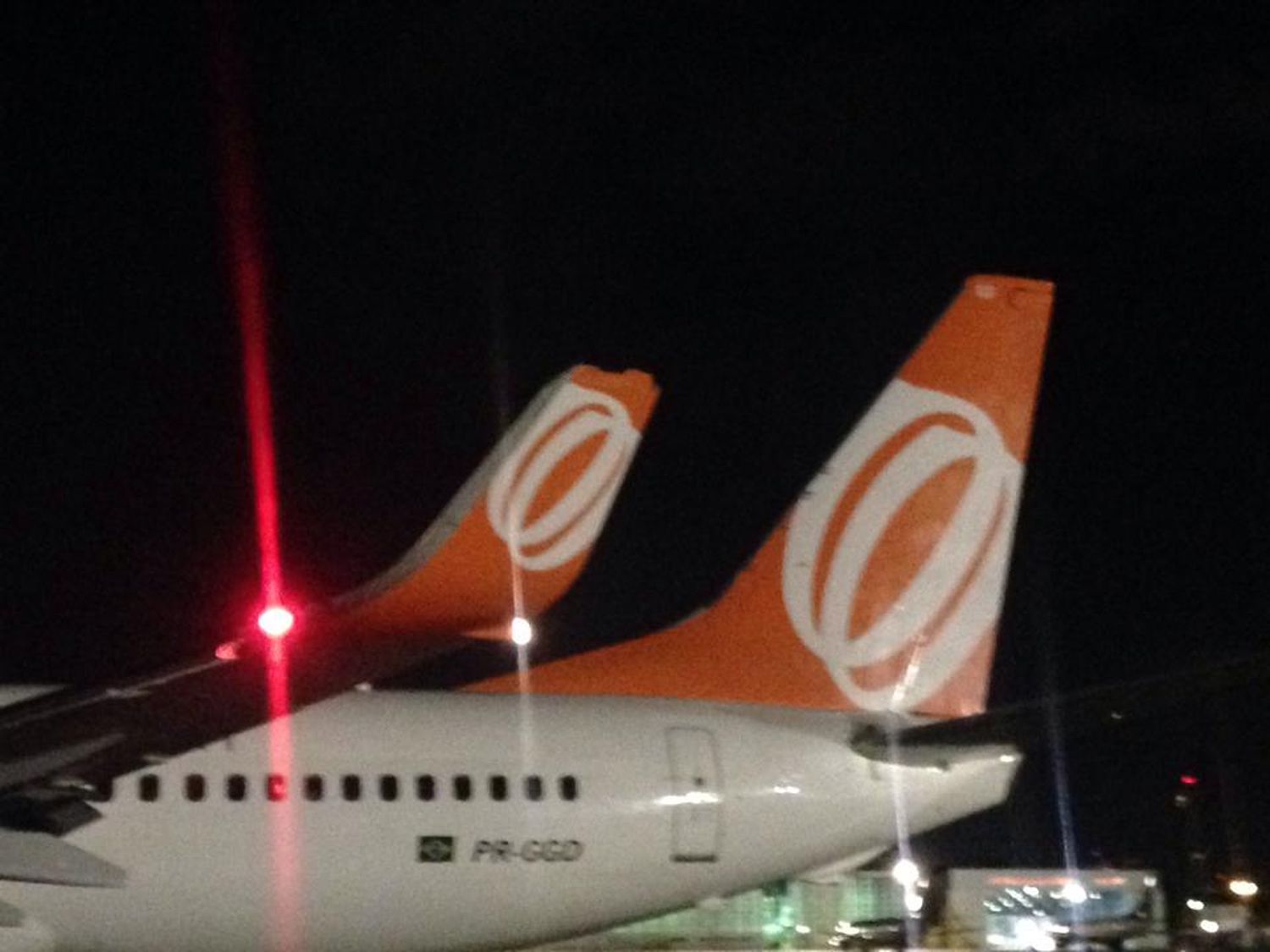 [Fotos] Incidente entre B737-800 de Gol y A320 de LAN en el Aeroparque