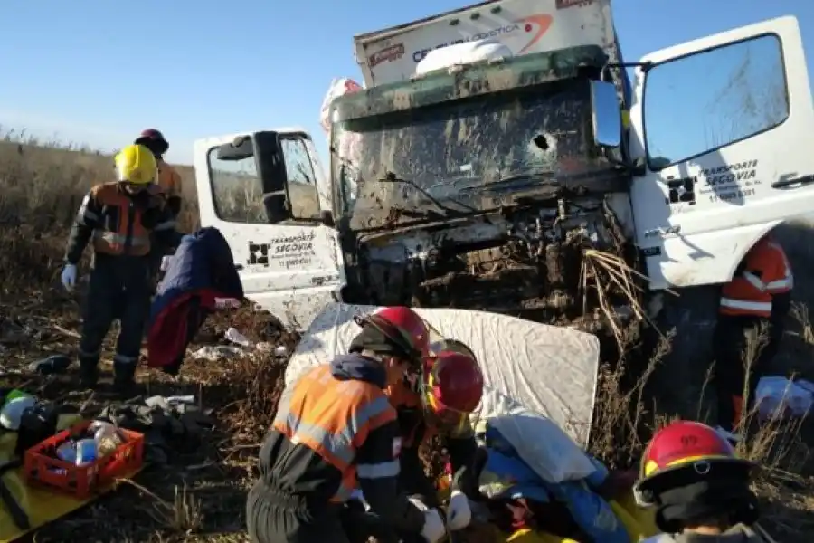 Gravísimo: un camionero murió tras una pedrada porque no quiso sumarse a la protesta de transportistas en la ruta