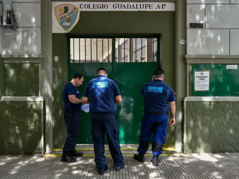 La Policía de la Ciudad realizó peritajes en el establecimiento.