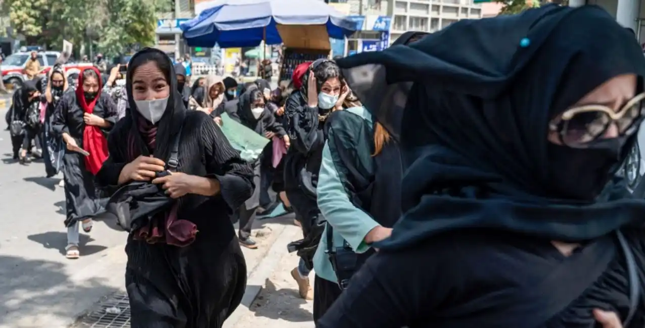 “¡Pan, trabajo y libertad!”: las mujeres se manifestaron en Afganistán