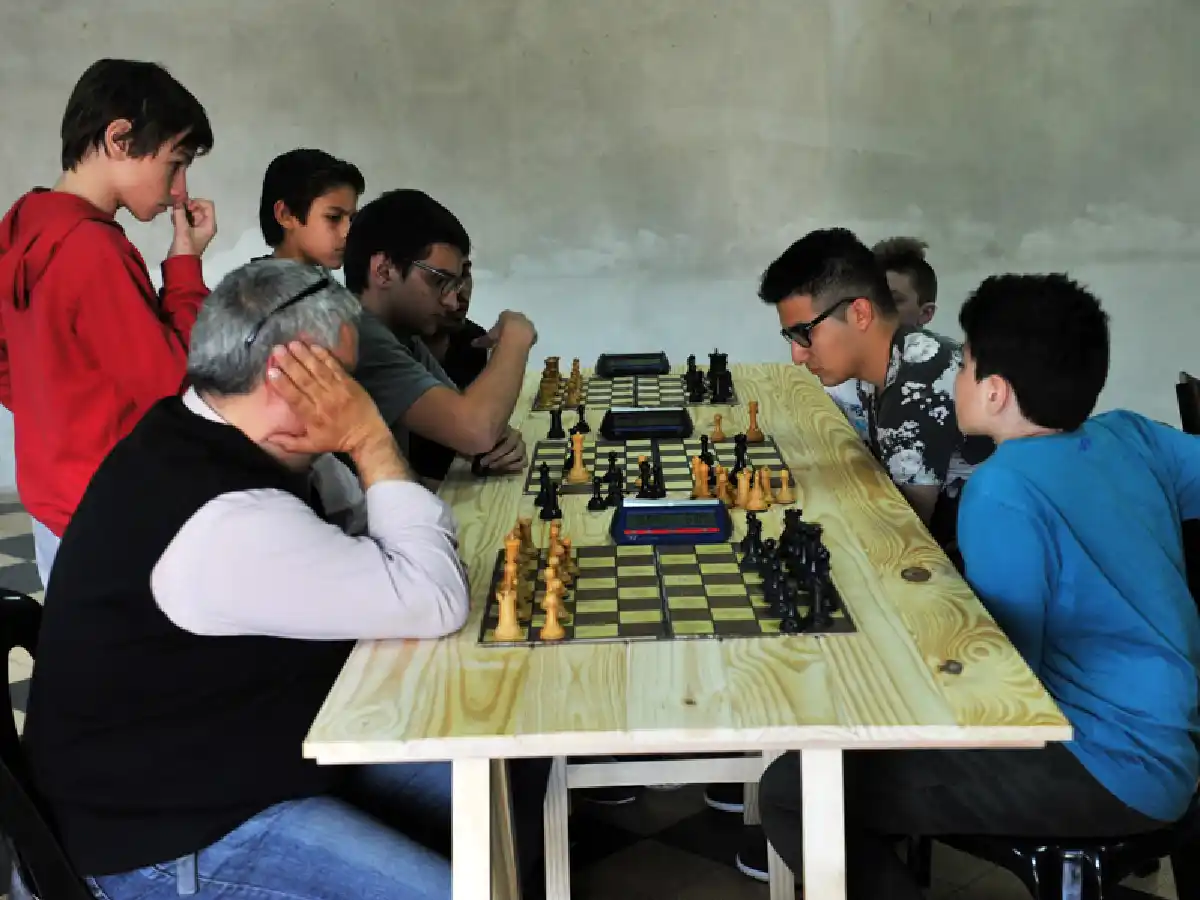 Siguen moviendo las piezas
