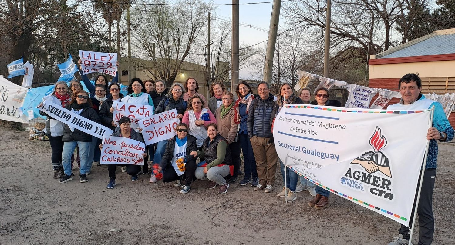 Un grupo de afiliados se expresó frente a la Escuela "Victoriano Montes".