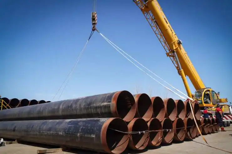 Gasoducto Vaca Muerta - Salliqueló: Comenzó el traslado de los primeros caños desde Campana
