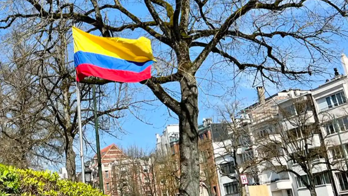 Bandera de Colombia ondeando en la entrada de la Embajada en Bruselas.
