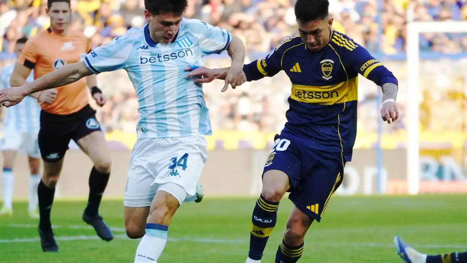 Mura, en la marca contra Velasco, durante el partido de Racing con Boca.
