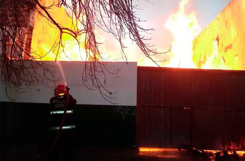 Incendio en un depósito de palets en el barrio 9 de Julio