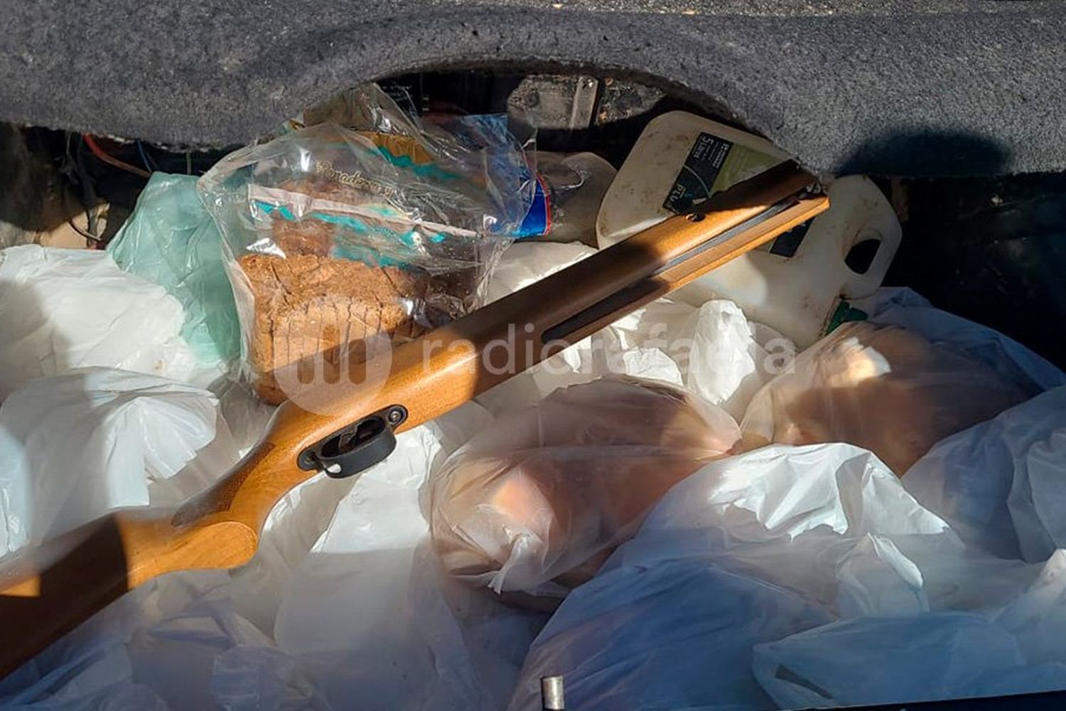 Un hombre iba repartiendo facturas y pan con un arma de aire comprimido