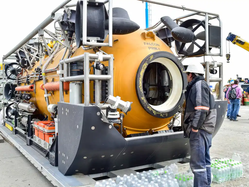 Fuertes vientos retrasan la carga del minisubmarino al buque Shopie Siem