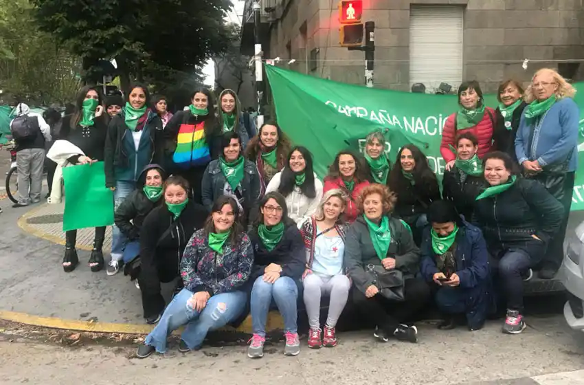 Se realizó un “pañuelazo” por la legalización del aborto