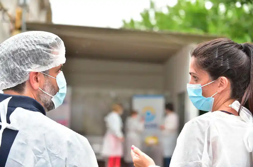 Por qué vacunan contra el Covid a docentes de 30 años antes que a gente con mayor riesgo