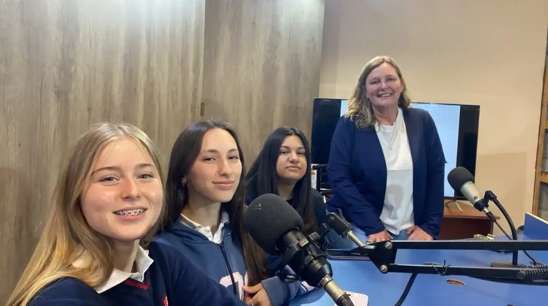 Estefanía, Belén y Angelina, alumnas del Instituto Sagrado Corazón, junto a su docente asesora Roxana Haberkorn