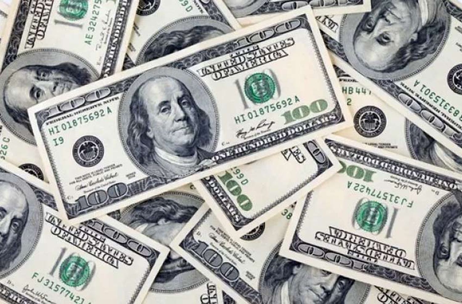 El dólar continúa subiendo y llegó a los 18,16 pesos