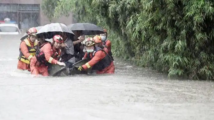 El tifón In-Fa tocó tierra tras devastadoras inundaciones