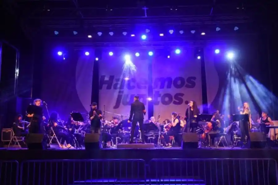 El recital en homenaje a Charly se realiza en el Belgrano