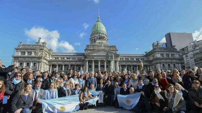 Michetti y funcionarios se sacaron una foto contra el aborto
