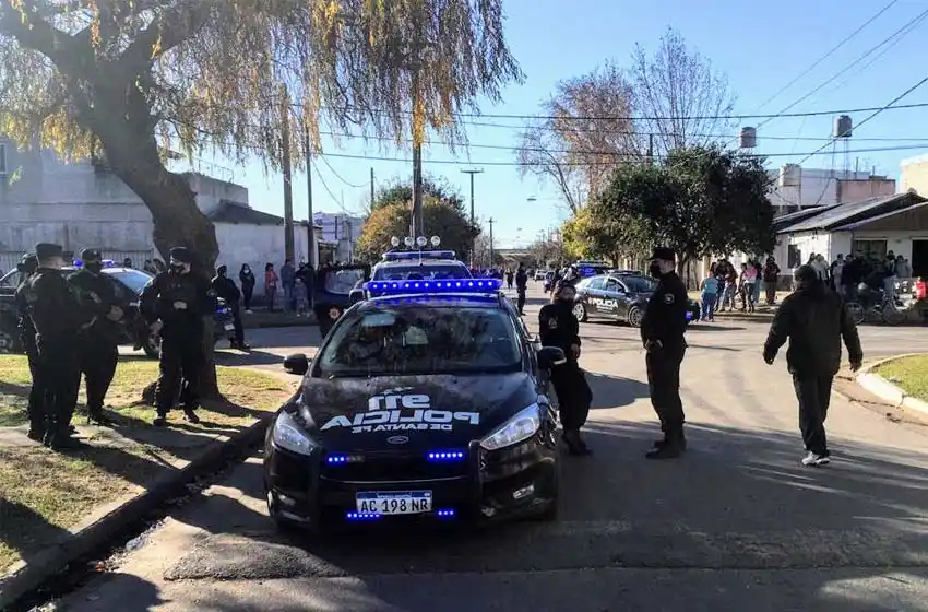 Bronca y disturbios en zona oeste: vecinos quisieron echar del barrio a un hombre acusado de abuso