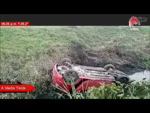 Un auto cayó a un zanjón