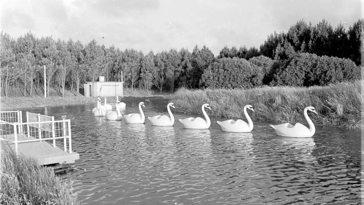 Postal clásica. Los botes con forma de cisnes le dieron su nombre al complejo