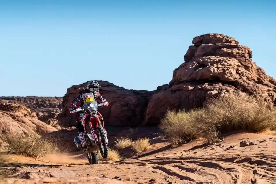  Terranova se retrasó y cedió la punta, Benavídez está segundo en motos