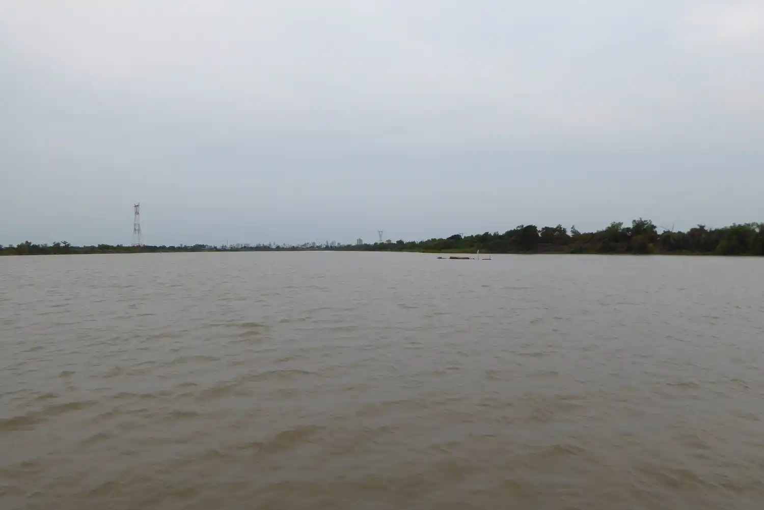 Buscan a un joven que desapareció en aguas del río Salado