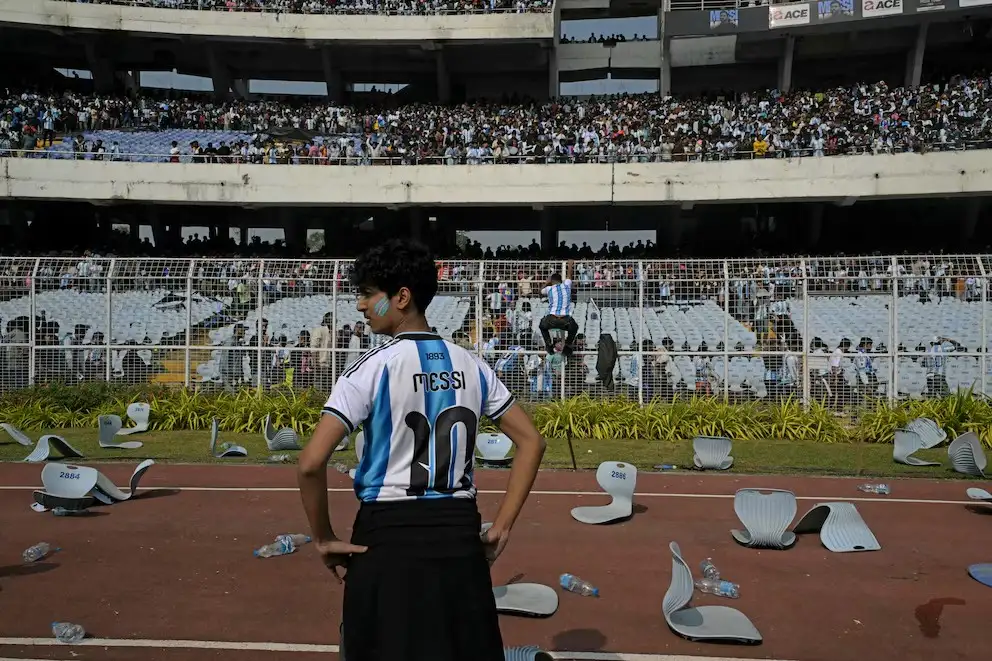 Los fanáticos arrojaron las butacas a la cancha tras no poder ver al astro.