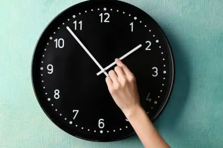 Cambio de huso: expertos apuntan que el país debería tener "un horario de verano y otro de invierno"