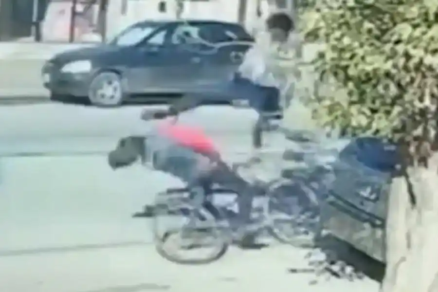 Increíble video: le robó una bicicleta a un jubilado y un vecino lo bajó de una patada voladora