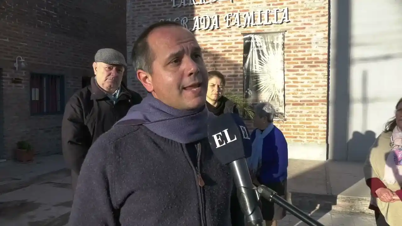 Abrazo simbólico a la parroquia Sagrada Familia para pedir seguridad