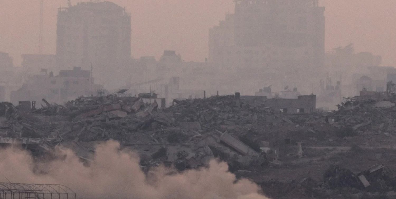 Tropas israelíes avanzan sobre el centro de Gaza en medio de fuertes bombardeos. Foto: Reuters
