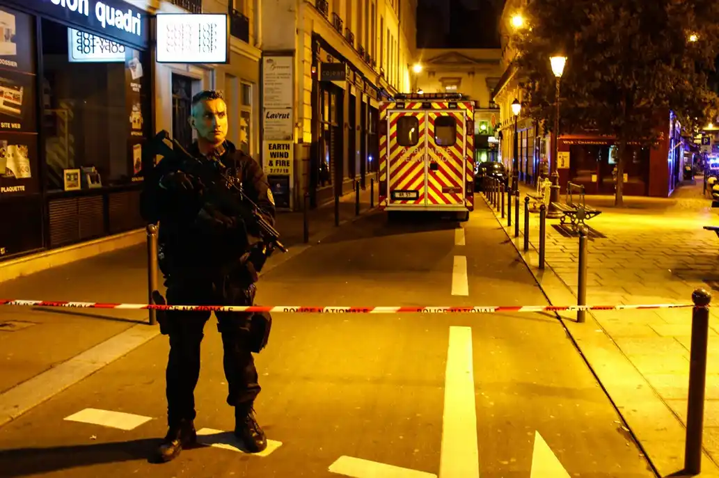 ¿Qué se sabe del atacante que mató a cuchillazos a una persona e hirió a varias más en París?