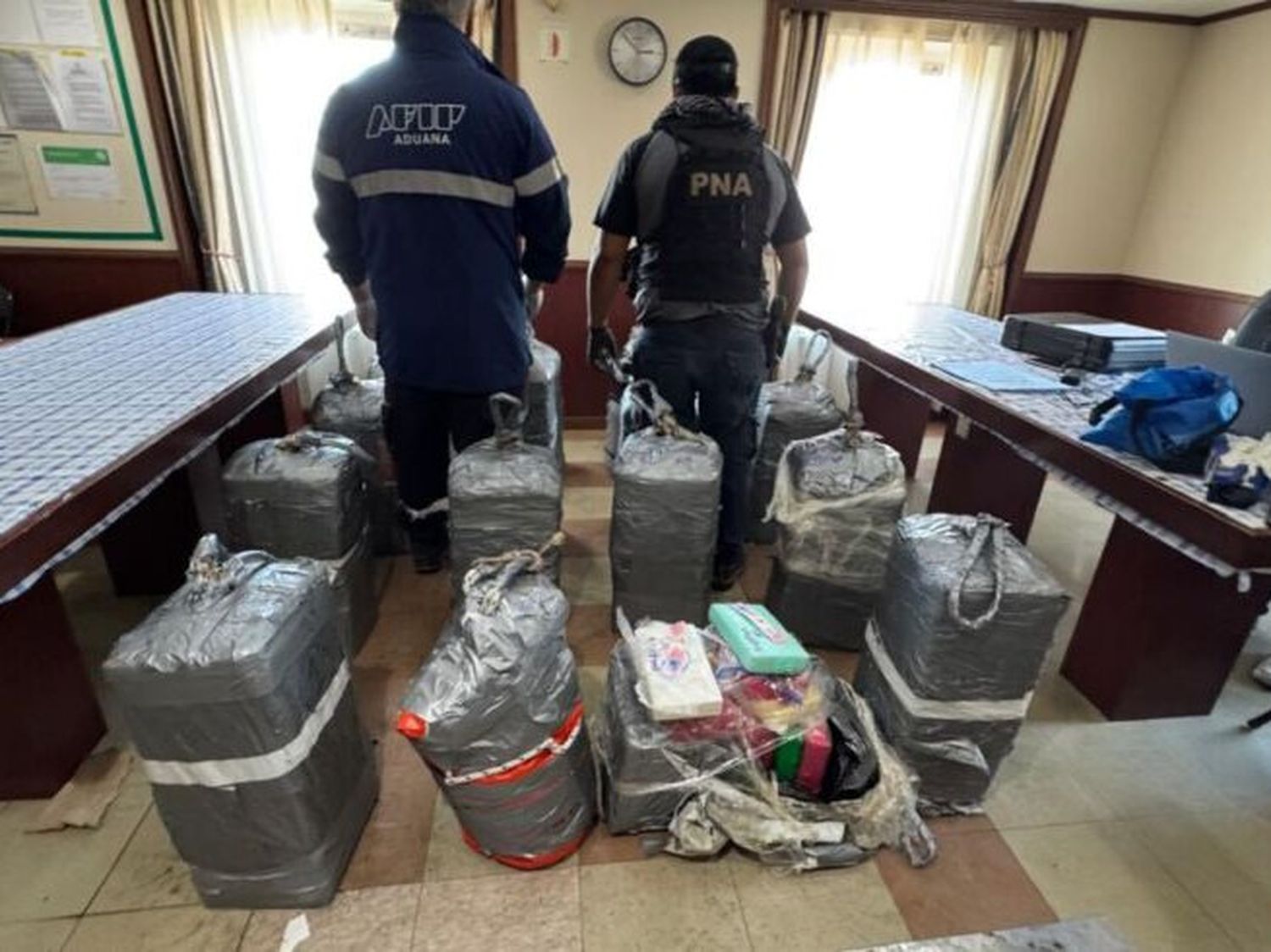 Otro filipino fue detenido por los 469 kilos de cocaína que se encontraron en un barco en el puerto de Vicentin.