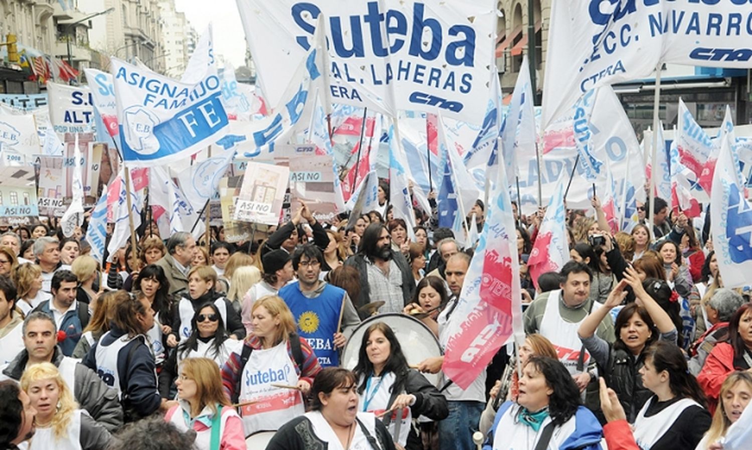 Marcha de docentes bonaerenses en reclamo del cumplimiento del acuerdo paritario