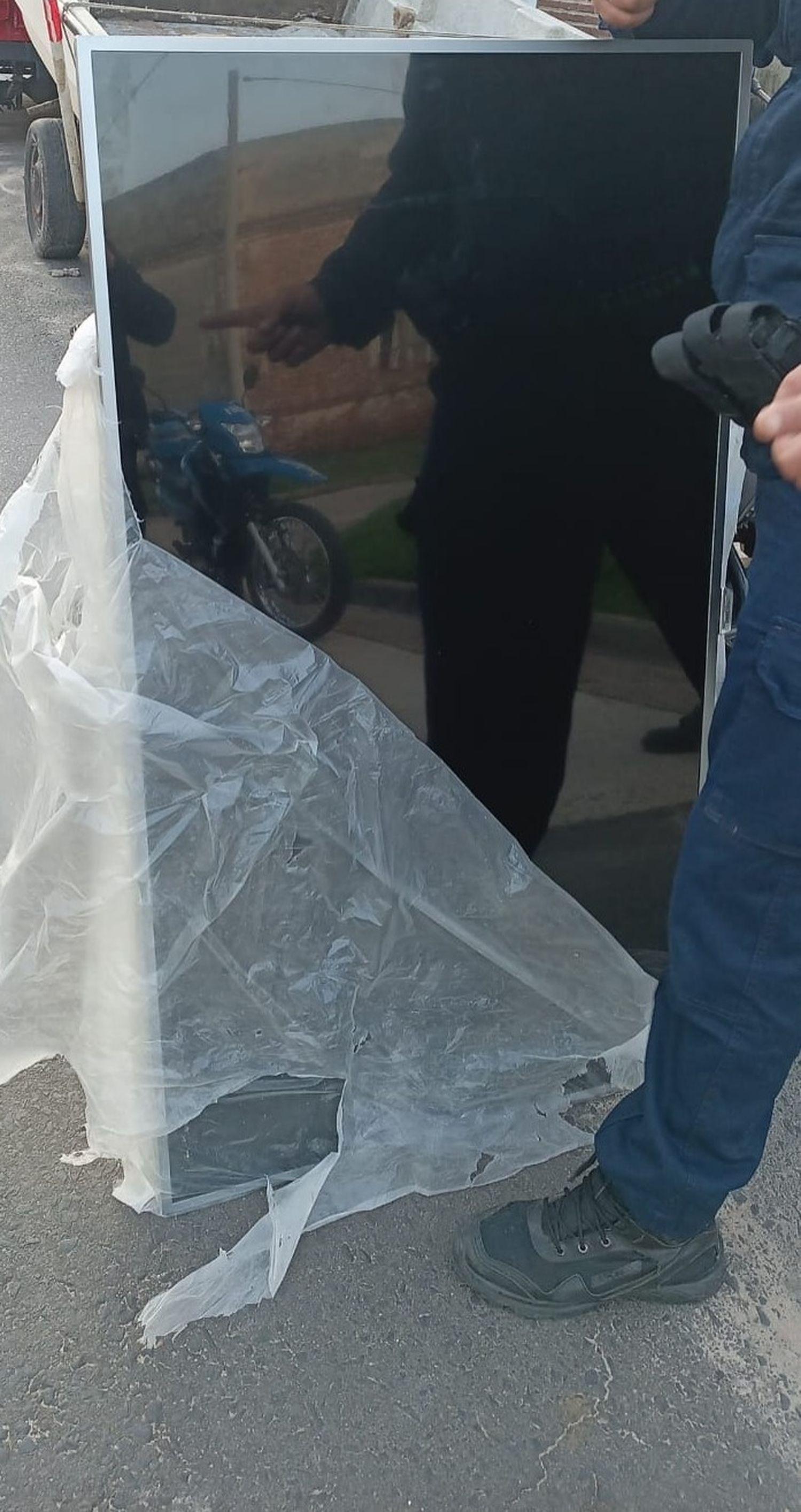 Sospechoso: llevaba un televisor nuevo de 55'' pero lo abandonó en la calle antes de que llegue la policía