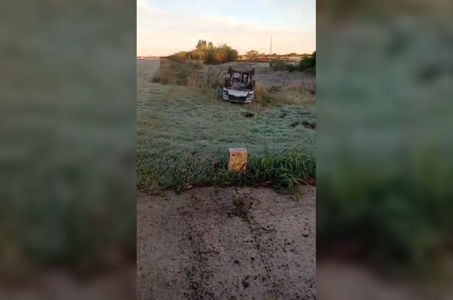 Una camioneta volcó en la banquina de la Ruta 280s