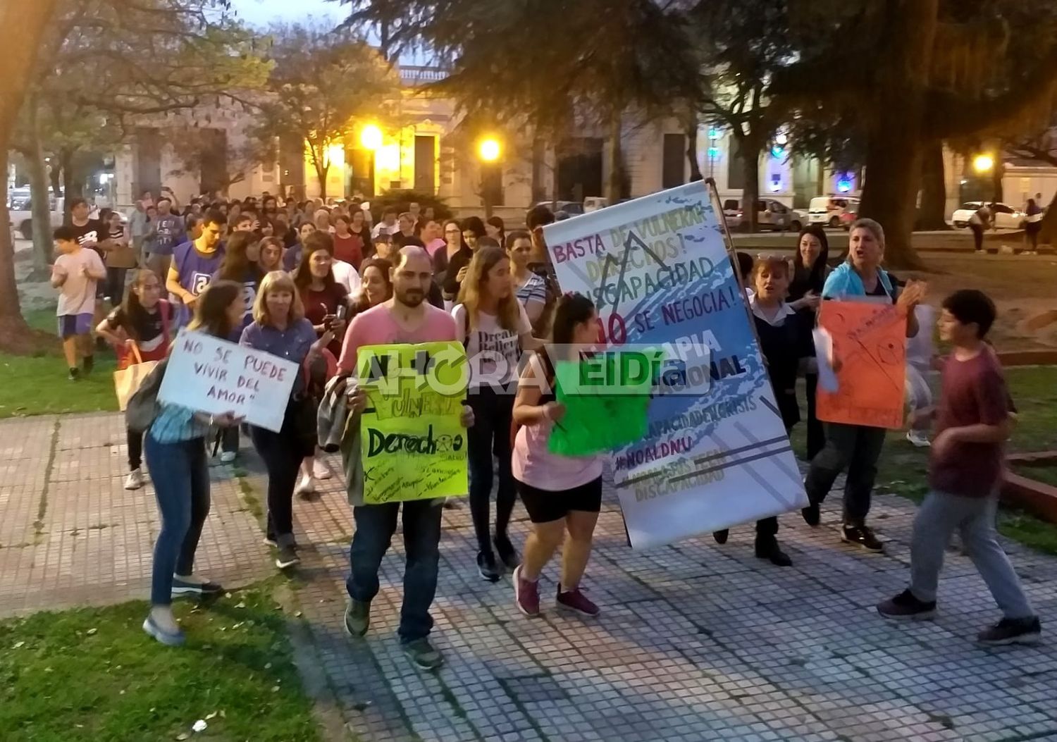 Familiares y allegados de personas con discapacidad se movilizaron a la Plaza Urquiza: Los puntos principales del reclamo